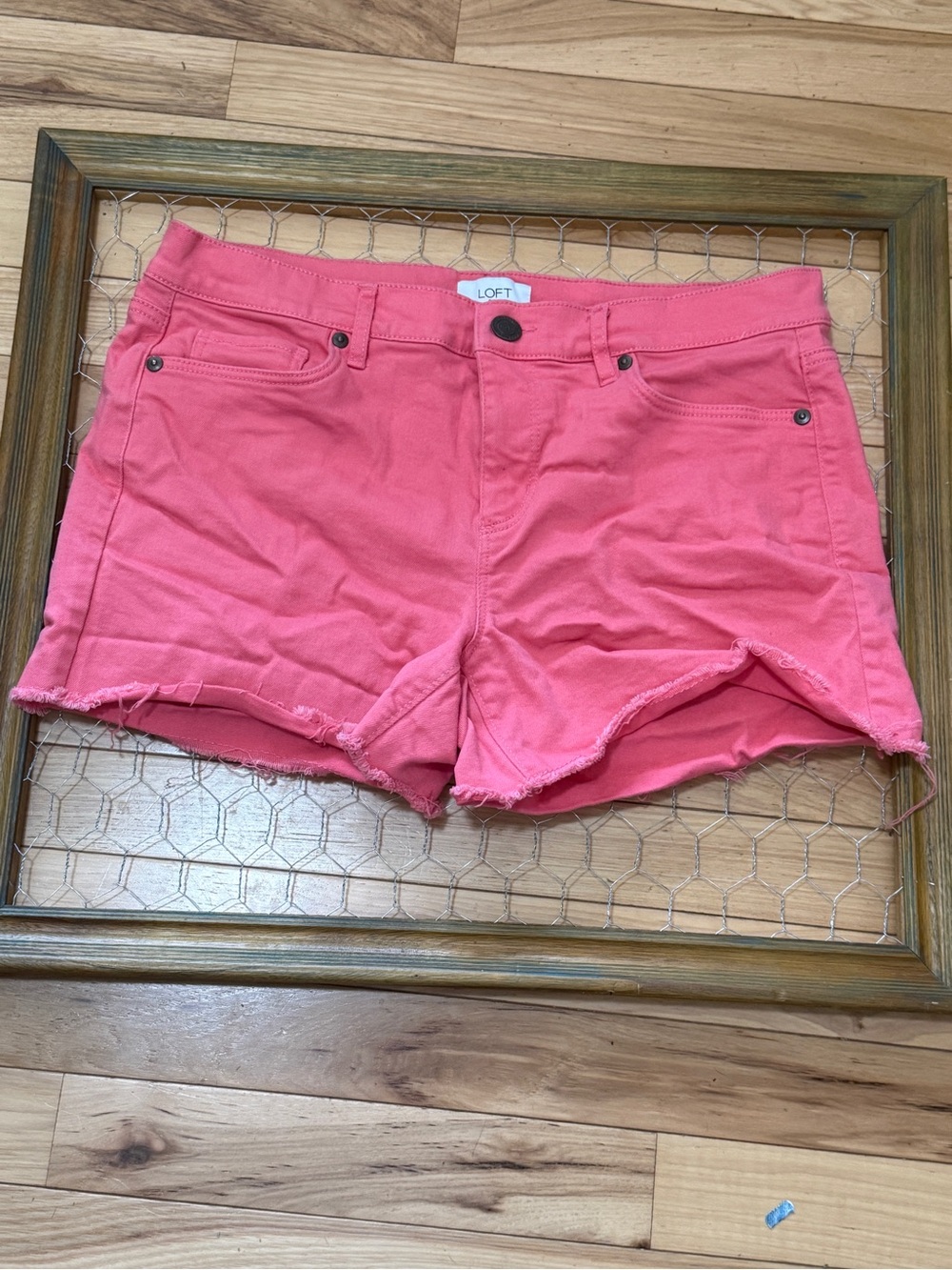 💕LOFT Coral Pink Frayed Hem Denim Shorts Size 4